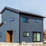 広い玄関と造作洗面台のある住みごこちのいい家