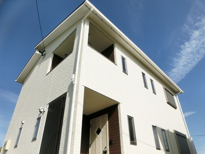 壁紙、建具、照明にも施主様のこだわりを実現、キッチンを家の中心に配置した家 壁紙、建具、照明にも施主様のこだわりを実現、キッチンを家の中心に配置した家