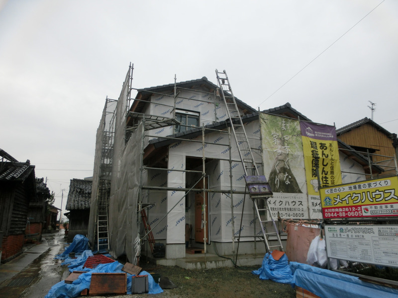 雨の中進行中